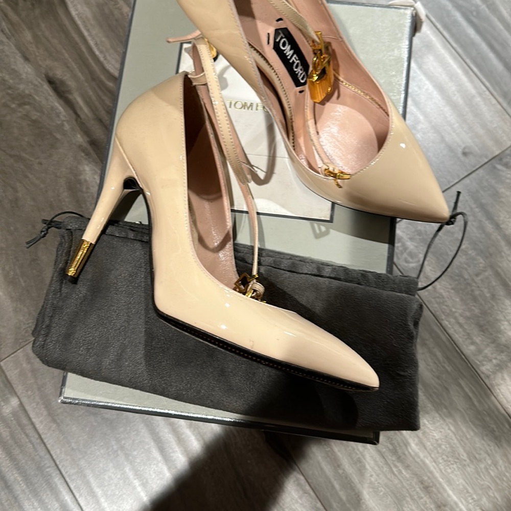Tom ford lock pumps nude